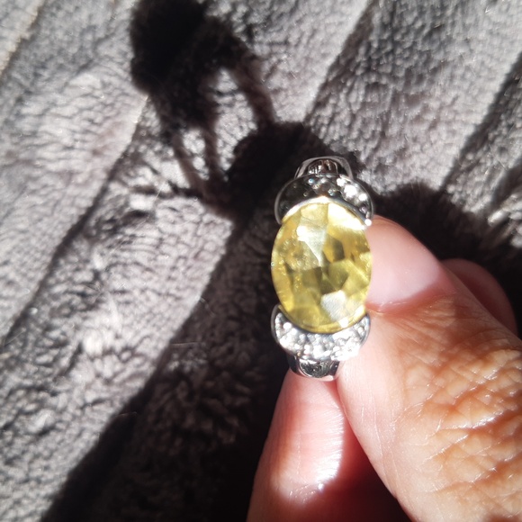 (8)🆕️🚨💛Oval Canary Yellow Centre Rhinestone Ring💛🚨 - Picture 4 of 6